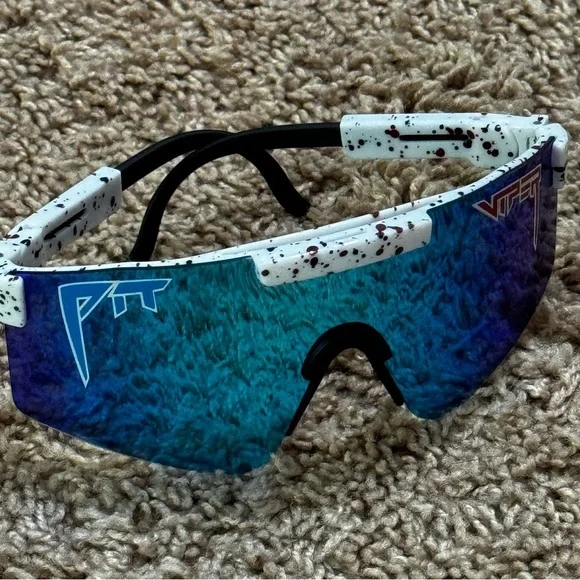NWT Pit Viper V2 Polarized Sunglasses with Blue Reflective Lens & Speckled Frame - Picture 3 of 9